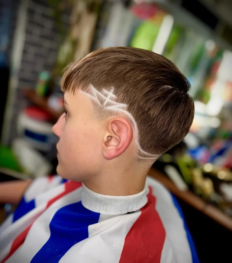 Corte infantil con diseño lateral realizado en Pujols Barbershop