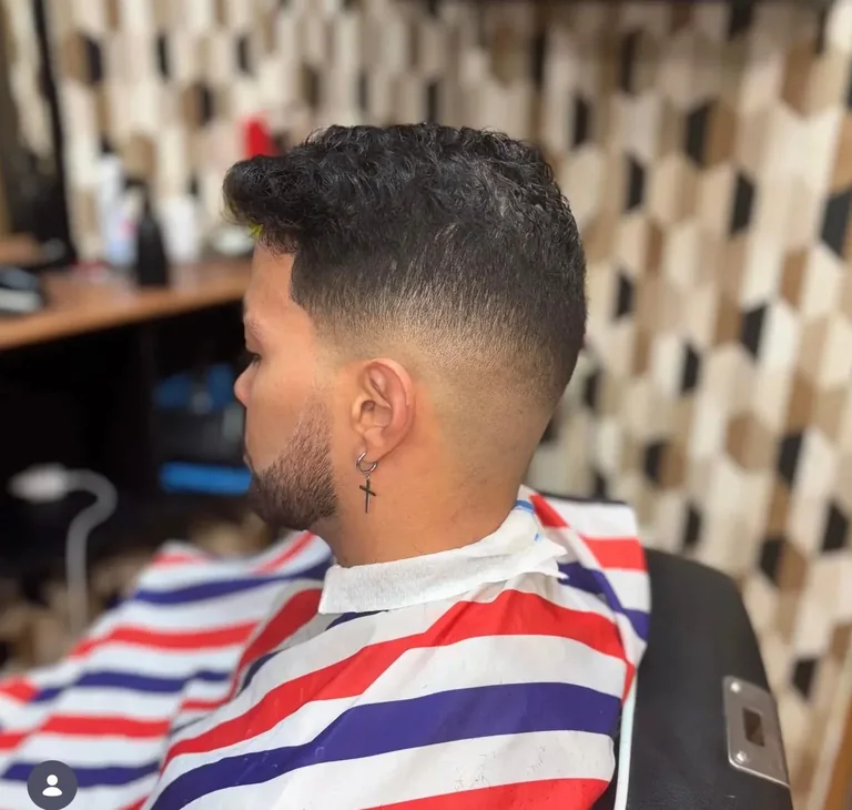 Corte fade con barba perfilada realizado en Pujols Barbershop