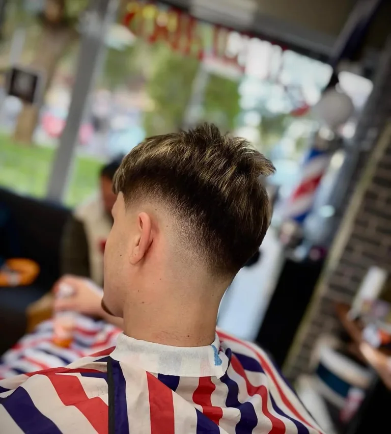 Corte degradado clásico realizado en Pujols Barbershop