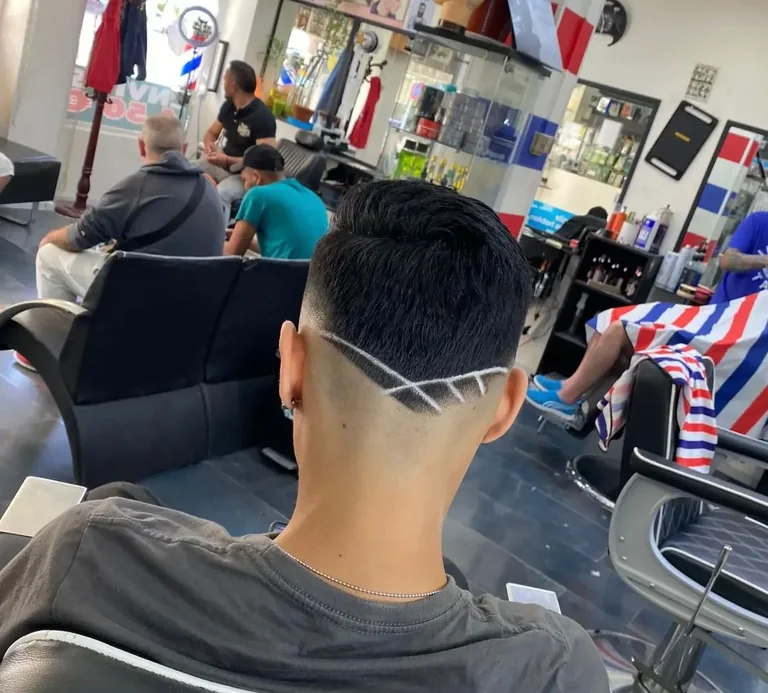 Interior de Pujols Barbershop en Zarzaquemada con clientes y puestos de corte